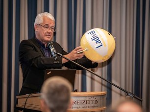 Prof. Matthias Scherge mit einer „Modell-Bowlingkugel“