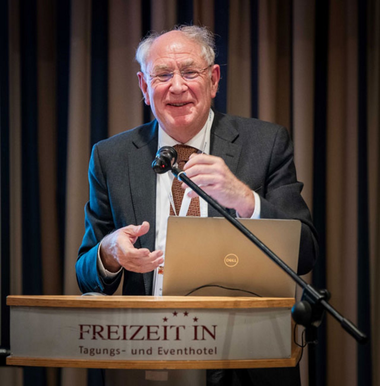 Prof. Gerhard Poll bedankt sich für die Verleihung des Georg-Vogelpohl- Ehrenzeichens