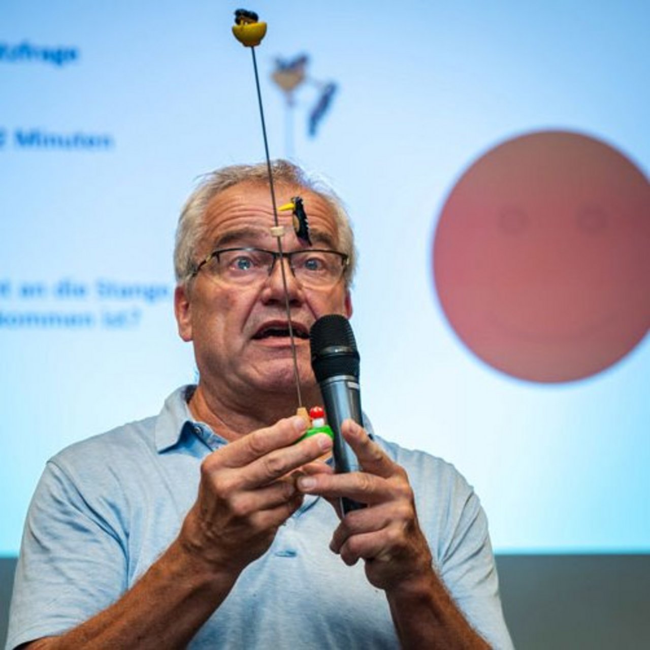Abendveranstaltung: Moderator Michael Gahr (FZ Jülich) beim Kneipenquiz