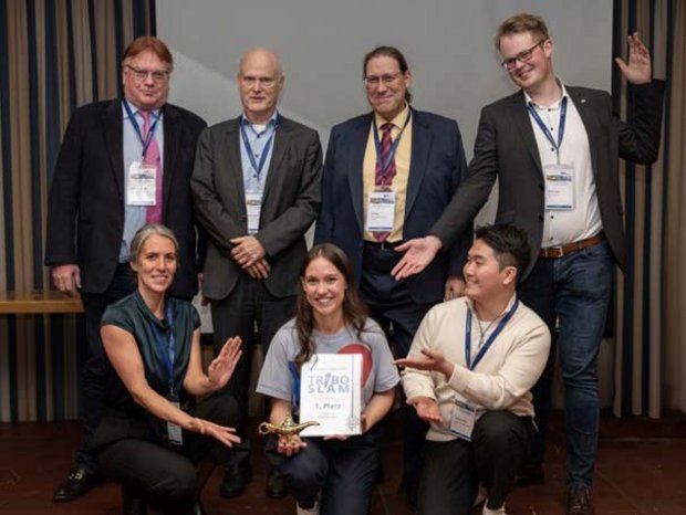 TriboSlam 2023 (vlnr): 1. Reihe: Mirjam Bäse (Organisation), Victoria Schröder (Gewinnerin), Sunghyun Woo, 2. Reihe: Mathias Woydt, Rolf Luther, Leif Busse, Niklas Bauer (Organisation, Moderation)