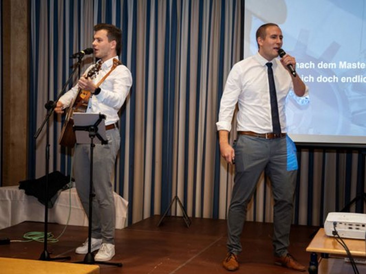 Die Gewinner des TriboSlam bei ihrem Song „Ich war noch nie in Göttingen“