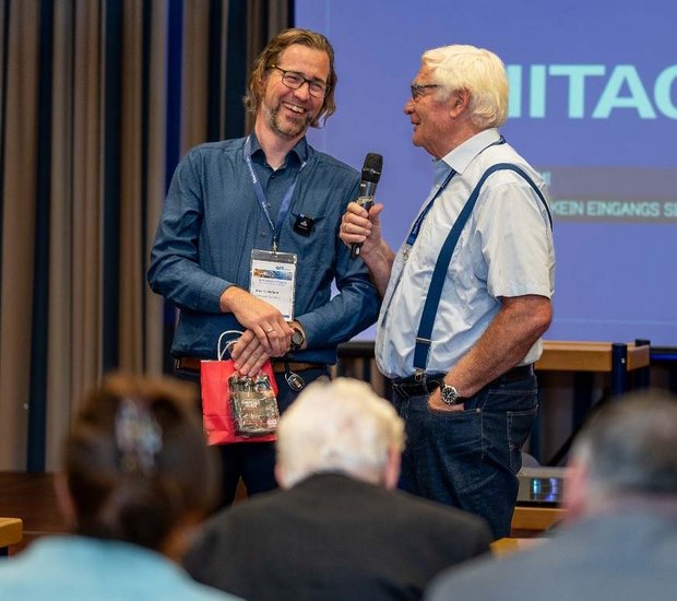 Arne Schierhorn und Werner Stehr bei der Verleihung des Preises „Tribologie ist überall“