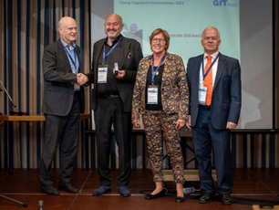 Verleihung des Georg-Vogelpohl-Ehrenzeichens 2023: (vlnr) Rolf Luther, Peter Weismann, seine Frau Barbara, Rüdiger Krete